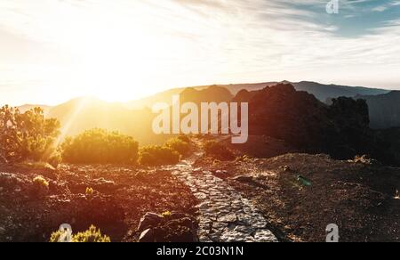 Tramonto sull'oceano e la montagna più alta di Madeira. Cielo arancione e paesaggio all'orizzonte con sunstar e sfondo o sfondo. Foto Stock