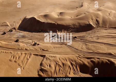 La costruzione di una nuova pista per assistere alla creazione di un grande impianto di petrolio e gas nel deserto del Sahara. Foto Stock