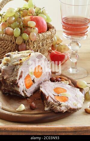 Maiale bollito farcito con carote e aglio e vincere Foto Stock