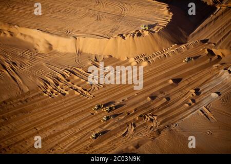 La costruzione di una nuova pista per assistere alla creazione di un grande impianto di petrolio e gas nel deserto del Sahara. Foto Stock