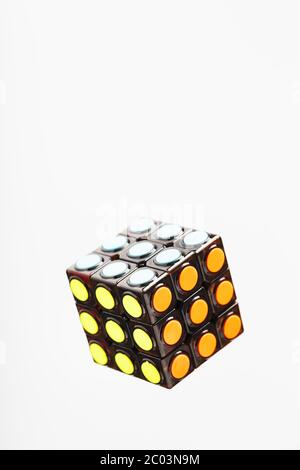 Krasnodar, Russia-10 giugno 2020: Un nuovo puzzle Cubo di Rubik con segmenti rotondi isolati su sfondo bianco. Foto Stock