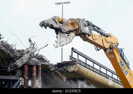 Ludwigshafen, Germania. 11 Giugno 2020. Un escavatore demolisce la prima sezione della Hochstraße Süd di sgomitatura. La demolizione della carreggiata, che poggia su pilastri a fungo, è necessaria perché, secondo gli ingegneri strutturali, essa rischia di collassare. La strada sud, insieme alla strada sopraelevata a nord, ugualmente dilapidata, è l'asse centrale del traffico della regione. Credit: Uwe Anspach/dpa/Alamy Live News Foto Stock