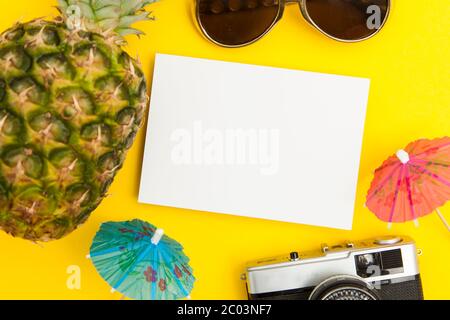 Carta bianca per sfondo estivo con occhiali da sole e ombrellone da cocktail Foto Stock