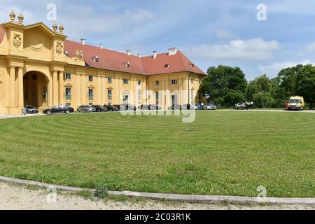 Lednice, Repubblica Ceca. 11 Giugno 2020. Lednice Chateau prima della vetta V4 a Lednice, Repubblica Ceca, 11 giugno 2020. La riunione dei primi ministri ceco, ungherese, polacco e slovacco (V4), organizzata dal PM ceco Andrej Babis, per coordinare la posizione del gruppo V4 prima della riunione del Consiglio europeo. Credit: Vaclav Salek/CTK Photo/Alamy Live News Foto Stock