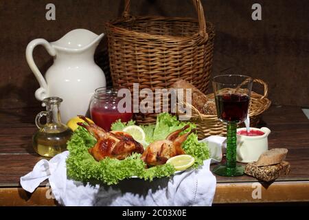 Ha cantato con vino, salsa di bacca e foglie di insalata fresca Foto Stock