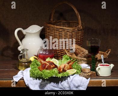 Ha cantato con vino, salsa di bacca e foglie di insalata fresca Foto Stock