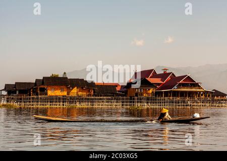 La gente locale che raccoglie le erbacce dal lago Inle, Shan state, Myanmar. Foto Stock