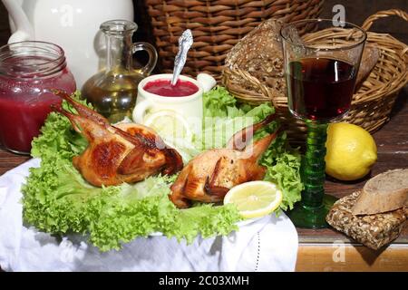 Ha cantato con vino, salsa di bacca e foglie di insalata fresca Foto Stock