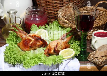 Ha cantato con vino, salsa di bacca e foglie di insalata fresca Foto Stock