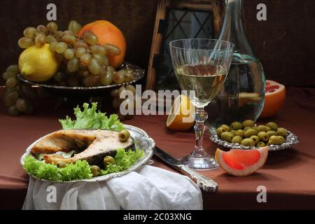 Ancora con vino, salmone, formaggio, olive e uva Foto Stock