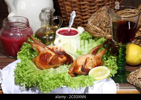 Ha cantato con vino, salsa di bacca e foglie di insalata fresca Foto Stock