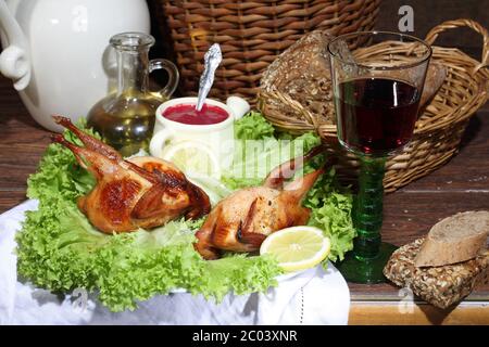 Ha cantato con vino, salsa di bacca e foglie di insalata fresca Foto Stock