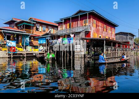 Case di palafitte sul lago Inle, villaggio galleggiante di Nam Pan, Stato di Shan, Myanmar. Foto Stock