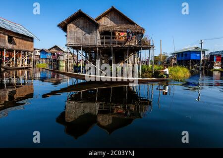 Case di palafitte sul lago Inle, villaggio galleggiante di Nam Pan, Stato di Shan, Myanmar. Foto Stock