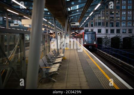 Un treno arriva alla piattaforma della stazione DLR di West India Quay durante la pandemia del coronavirus, Londra Foto Stock