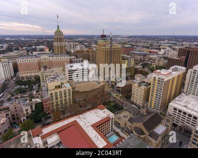 Vista aerea dello skyline del centro di San Antonio, tra cui Tower Life Building, San Antonio, Texas, Texas, USA. Foto Stock