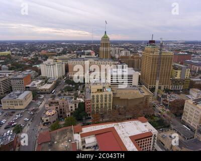 Vista aerea dello skyline del centro di San Antonio, tra cui Tower Life Building, San Antonio, Texas, Texas, USA. Foto Stock