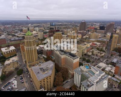 Vista aerea dello skyline del centro di San Antonio, tra cui Tower Life Building, San Antonio, Texas, Texas, USA. Foto Stock
