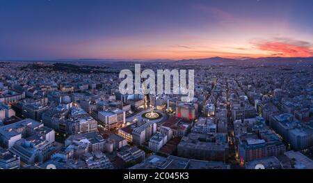 Vista panoramica su Atene all'alba con il centro storico e lo skyline dell'Acropoli Foto Stock