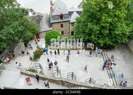 Turisti in visita Mont St Michel intra muros vista aerea, Normandia, Francia. Foto Stock