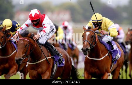 Branzone Belle e jockey Danny Tudhope (a sinistra) vincere l'ippodromo Beverley grazie alla NHS Maiden Auction Fillies 'Stakes presso l'ippodromo di Beverley. Foto Stock