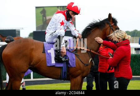 Brazen Belle e jockey Danny Tudhope dopo aver vinto l'ippodromo Beverley ringrazia la NHS Maiden Auction Fillies' Stakes all'ippodromo di Beverley. Foto Stock