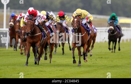 Branzone Belle e jockey Danny Tudhope (a sinistra) vincere l'ippodromo Beverley grazie alla NHS Maiden Auction Fillies 'Stakes presso l'ippodromo di Beverley. Foto Stock