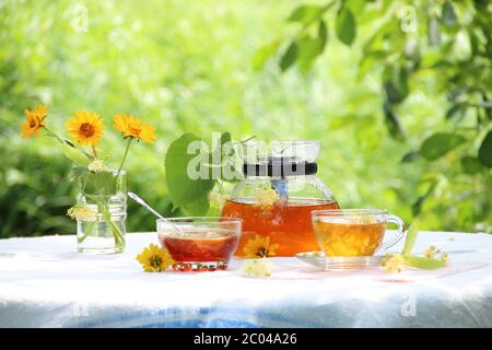 Tè con un tiglio e miele Foto Stock