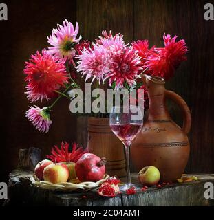 Mele, melograno e vino rosa e bouquet a dahlia Foto Stock