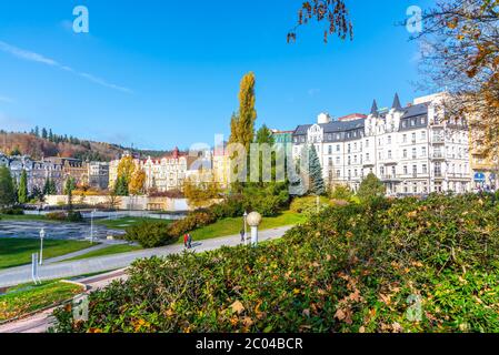 MARIANSKE LAZNE, REPUBBLICA CECA - 28 OTTOBRE 2019: Parco cittadino in spa Marienske Lazne, tedesco: Marienbad, Repubblica Ceca. Foto Stock