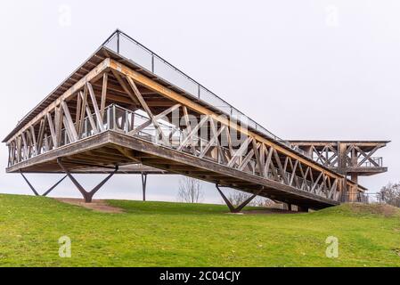 COBLENZA, GERMANIA - 02 DICEMBRE 2019: Moderna piattaforma panoramica sulla collina di Coblenza. Vista sulla città storica e la confluenza tra il Reno e i fiumi Mosella. Coblenza, Germania. Foto Stock