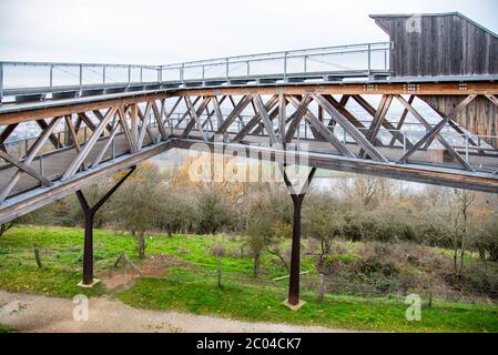 COBLENZA, GERMANIA - 02 DICEMBRE 2019: Moderna piattaforma panoramica sulla collina di Coblenza. Vista sulla città storica e la confluenza tra il Reno e i fiumi Mosella. Coblenza, Germania. Foto Stock