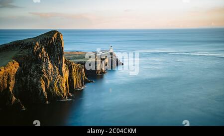 Scogliere di Capo Neist Point e faro. Meta popolare dei viaggiatori sull'Isola di Skye, Scozia. Foto di viaggio Foto Stock