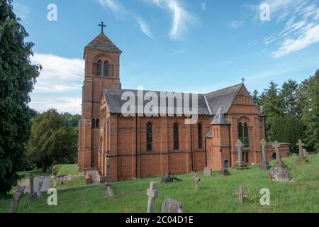 La Chiesa di San Pietro e San Paolo, Albury, Surrey, Inghilterra, Regno Unito. Foto Stock