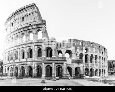 Colosseo o Colosseo. Alba mattutina all'enorme anfiteatro romano, Roma, Italia immagine in bianco e nero. Foto Stock
