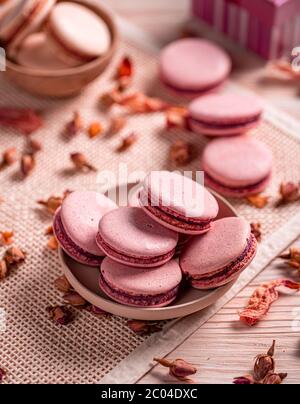 Biscotti francesi a sandwich chiamati macaron francese in ciotola Foto Stock