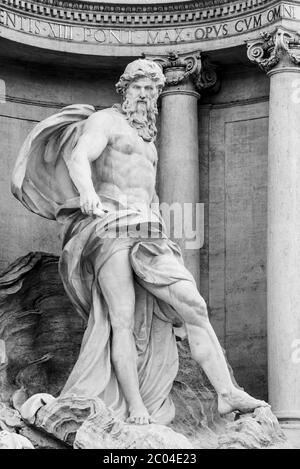 Statua in marmo bianco di Oceanus, parte di Fontana di Trevi, Roma, Italia. Immagine in bianco e nero. Foto Stock