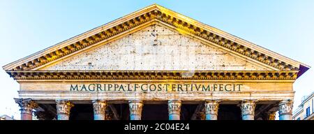 Frontone e timpano dettaglio del Pantheon romano, Roma, Italia. Foto Stock