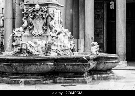 Vista dettagliata di Fontana del Pantheon, in Piazza della rotonda, Roma, Italia. Immagine in bianco e nero. Foto Stock