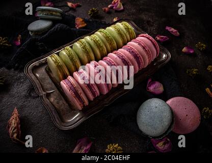 Perfetti macaron o macaron francesi su vassoio vintage Foto Stock