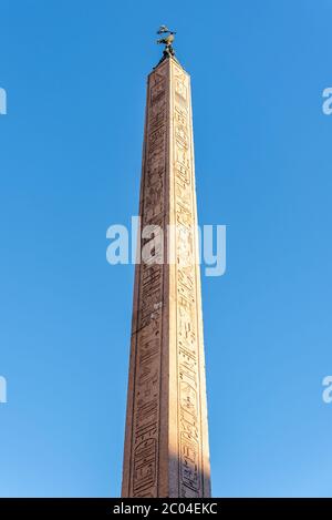 Vista dettagliata dell'obelisco egiziano. Parte della Fontana dei quattro fiumi in Piazza Navona, Roma, Italia. Foto Stock