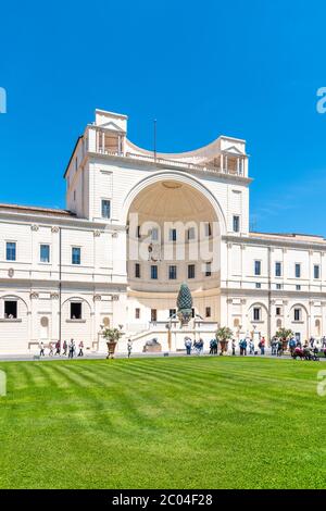 CITTÀ DEL VATICANO - 07 MAGGIO 2018: Cortile della Pigna dei Musei Vaticani, Città del Vaticano. Foto Stock