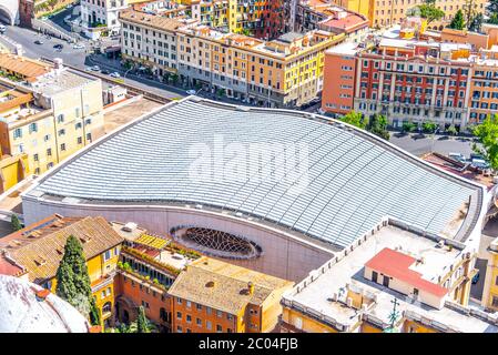 CITTÀ DEL VATICANO - 07 MAGGIO 2019: Veduta aerea della Sala dell'udienza di Paolo VI nella Città del Vaticano. Foto Stock