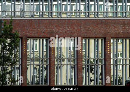 Amburgo, Germania, frammento della facciata di un edificio moderno. Deutschland, Fragment der Fassade eines modernen Gebäudes. , Niemcy, frammento elewacji Foto Stock