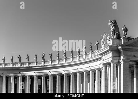 Colonnato dorico con statue di santi sulla cima. Piazza San Pietro, Città del Vaticano. Immagine in bianco e nero. Foto Stock