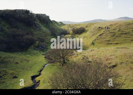 Splendida vista sulle colline Fairy Glen sull'isola di Skye in Scozia Foto Stock