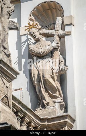 Sculture decorative sulla facciata nella chiesa gesuita di Sant'Ignazio di Loyola a Piazza Carlo a Praga, Repubblica Ceca, estate, dettagli Foto Stock