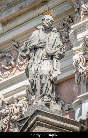 Sculture decorative sulla facciata nella chiesa gesuita di Sant'Ignazio di Loyola a Piazza Carlo a Praga, Repubblica Ceca, estate, dettagli Foto Stock