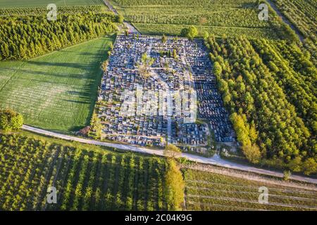 Vista aerea con cimitero nel villaggio di Rodgow nella contea di Brzeziny, Voivodato Lodzkie nella Polonia centrale Foto Stock