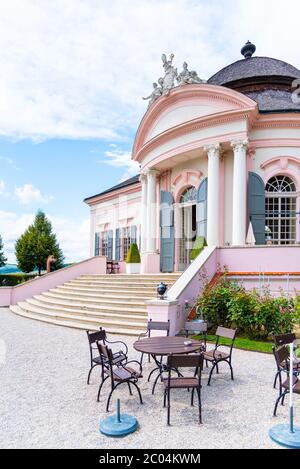 MELK, AUSTRIA - 21 LUGLIO 2019: Padiglione barocco nel Giardino dell'Abbazia di Melk. Melk Austria Foto Stock